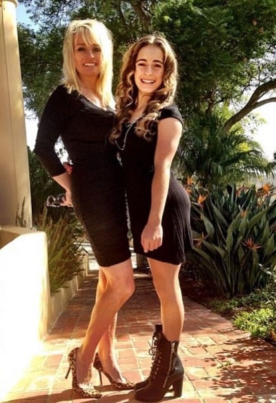 Demi Bagby Wiki, altura, edad, novio, familia, biografía y más 24 Demi Bagby posa para una foto con su mamá