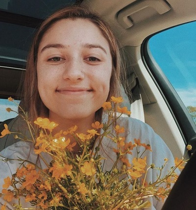 Wiki Bella Robertson | Altura, edad, novio, familia, biografía y más 34 Bella Robertson le gustan las flores