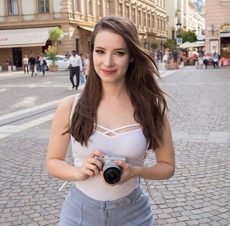 ¿Quién es Enji Night? Wiki, altura, edad, novio, familia, biografía y más 30 Enji Night es aficionado a la fotografía y la música.