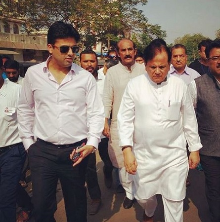 Faisal patel Wiki, edad, esposa, casta, familia, biografía y más 14 Faisal Patel con su padre Ahmed Patel