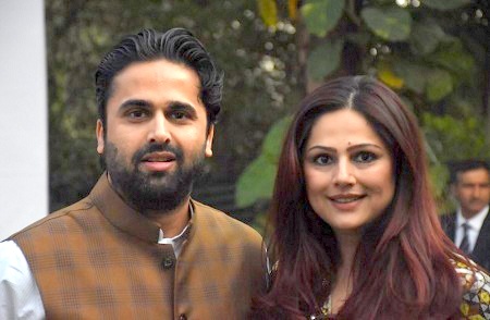 Faisal patel Wiki, edad, esposa, casta, familia, biografía y más 20 Faisal Patel con su hermana Mumtaz Patel