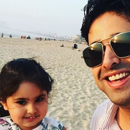 Faisal patel Wiki, edad, esposa, casta, familia, biografía y más 26 Faisal Patel con su hija