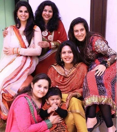 Palki Sharma Upadhyay Wiki, Años, Marido, Patrimonio neto, Biografía, Familia y más 30 Palki Sharma Upadhyay con sus amigas