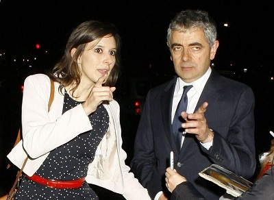 Lily Sastry Wiki, altura, edad, novio, familia, biografía y más 22 El padre de Lily Sastry, Rowan Atkinson, con su nueva esposa, Louis Ford.