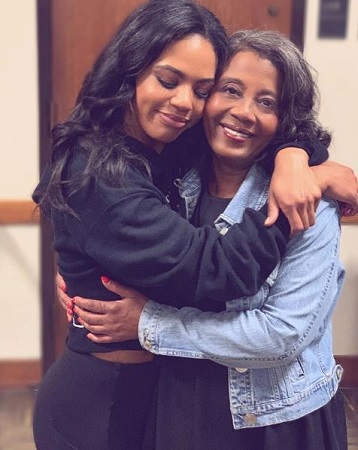 Britt Stewart Wiki, edad, altura, peso, esposo, biografía y más 12 Britt Stewart con su mamá Jasmin Espy