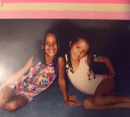 Britt Stewart Wiki, edad, altura, peso, esposo, biografía y más 22 La foto de la infancia de Britt Stewart con su hermana Cas Wynne