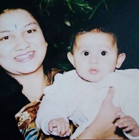 Tina Dabi (IAS) Wiki, edad, esposo, casta, salario, familia, biografía y hechos 2 La foto de la infancia de Tina Dabi con su madre Himani Dabi