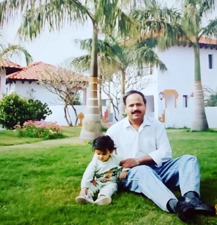Tina Dabi (IAS) Wiki, edad, esposo, casta, salario, familia, biografía y hechos 8 Foto de la infancia de Tina Dabi con su padre Jaswant Dabi