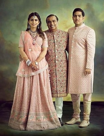 Akash Ambani Wiki, edad, esposa, hijos, familia, biografía y más 4 Akash Ambani con su padre Mukesh Ambani y su hermana Isha Ambani