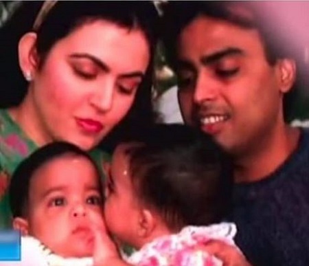 Akash Ambani Wiki, edad, esposa, hijos, familia, biografía y más 2 Foto de la infancia de Akash Ambani con su hermana Isha Ambani y sus padres.