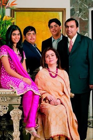 Akash Ambani Wiki, edad, esposa, hijos, familia, biografía y más 6 Los padres de Akash Ambani, Mukesh Ambani y Nita Ambani