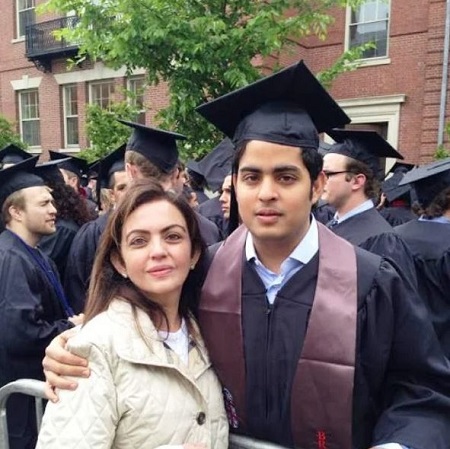Akash Ambani Wiki, edad, esposa, hijos, familia, biografía y más 8 Akash Ambani completó su graduación en la Universidad de Brown