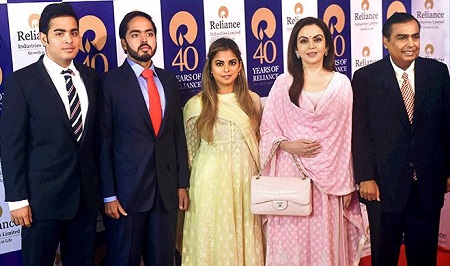 Akash Ambani Wiki, edad, esposa, hijos, familia, biografía y más 10 Akash Ambani con su padre Mukesh Ambani, su madre Nita Ambani, su hermano Anant Ambani y su hermana Isha Ambani