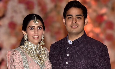 Akash Ambani Wiki, edad, esposa, hijos, familia, biografía y más 16 Akash Ambani con su esposa Shloka Mehta