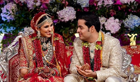 Akash Ambani Wiki, edad, esposa, hijos, familia, biografía y más 18 Akash Ambani se casó con Shloka Mehta el 9 de marzo de 2019
