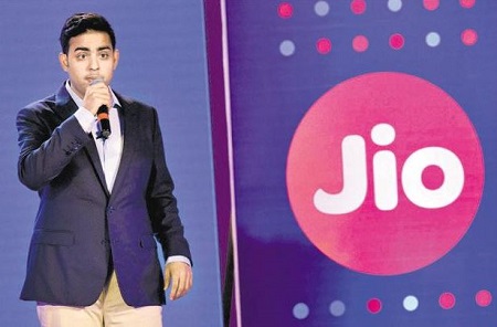 Akash Ambani Wiki, edad, esposa, hijos, familia, biografía y más 32 Akash Ambani es jefe de estrategia de Jio