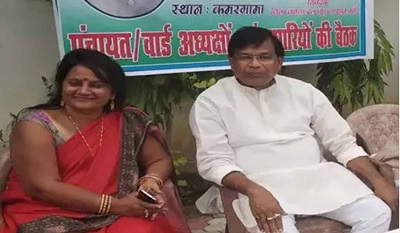 Mewalal Choudhary Wiki, edad, esposa, hijos, familia, biografía y más 8 Mewalal Choudhary con su esposa Neeta Choudhary
