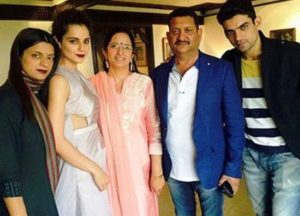 Rangoli Chandel Wiki, edad, esposo, altura, peso, biografía, familia 2 Rangoli Chandel con Amardeep Ranaut (padre), Asha Ranaut (madre), Kangana Ranaut (hermana) y Akshat Ranaut (hermano)