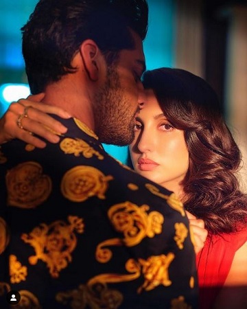 Wiki Ehan Bhat | Altura, edad, novia, familia, biografía y más 16 Video musical de Ehan Bhat y Nora Fatehi 'Chorr Denge'.