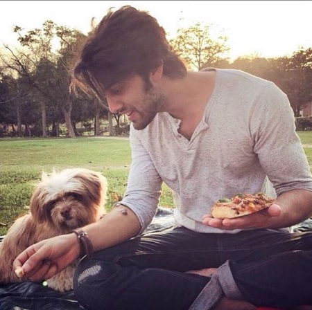 Wiki Ehan Bhat | Altura, edad, novia, familia, biografía y más 24 A Ehan Bhat le gusta jugar con perros.