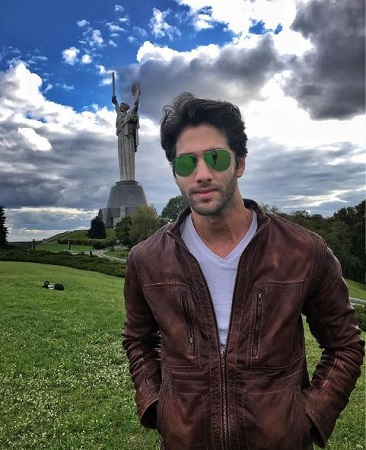 Wiki Ehan Bhat | Altura, edad, novia, familia, biografía y más 20 A Ehan Bhat le gusta viajar.