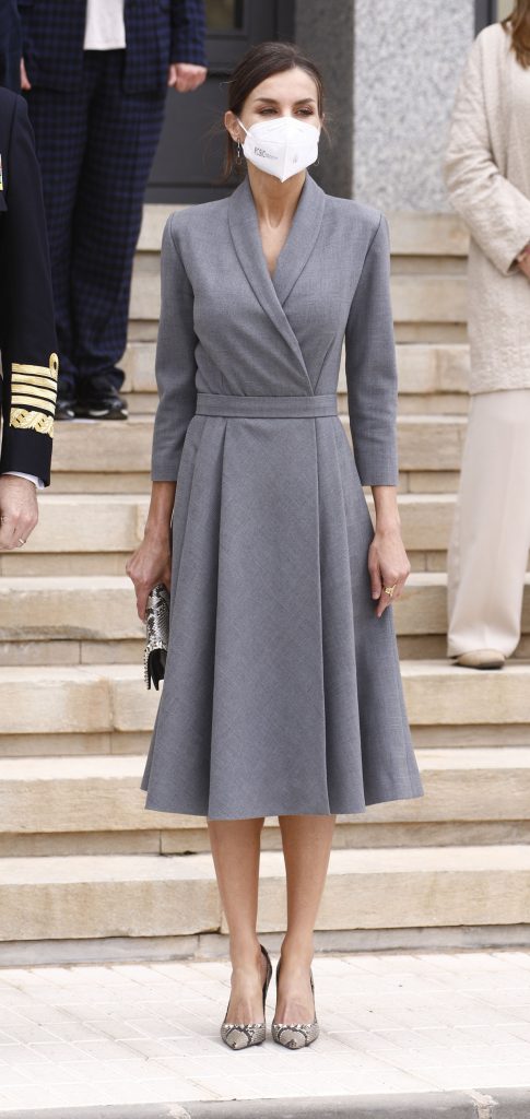 La reina Letizia no naufraga, pero hace aguas con su vestido más repetido 1